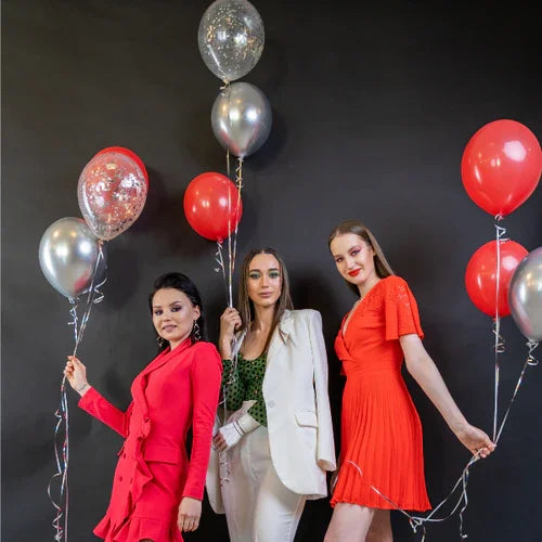 3 femme avec des ballons latex gonflé à l'hélium 