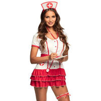 femme habillé en infirmière