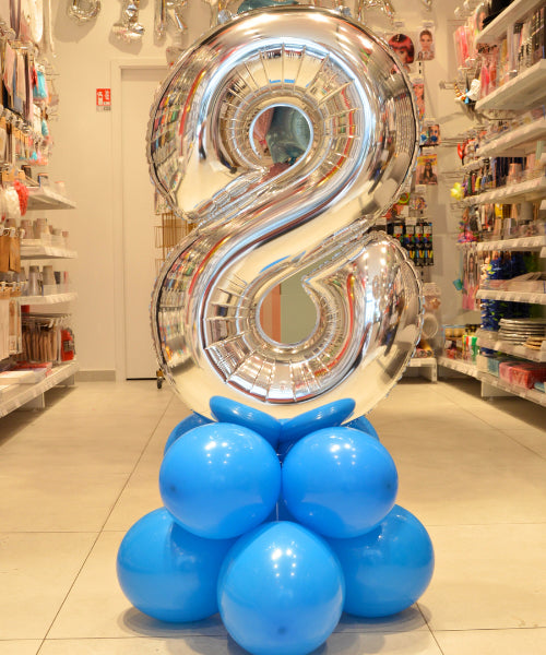 Vue rapprochée du ballon chiffre anniversaire posé sur socle latex