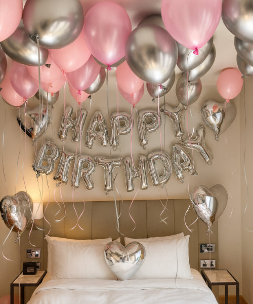 décoration anniversaire argent et rose avec ballons au plafond