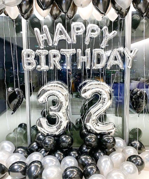 décoration anniversaire noir et argent avec ballon chiffre et ballons hélium