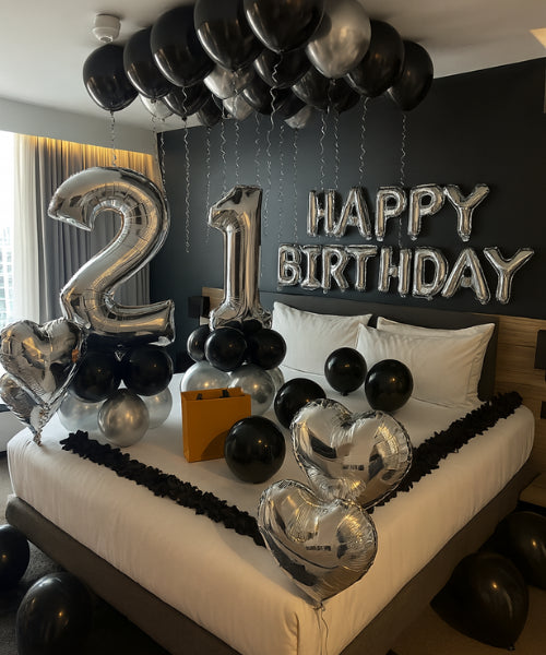 décoration anniversaire noir et argent avec ballons hélium et chiffres