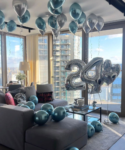 set-up anniversaire bleu et argent avec ballons hélium et chiffres au centre