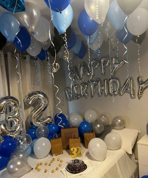 set-up anniversaire bleu et argent avec ballons au plafond
