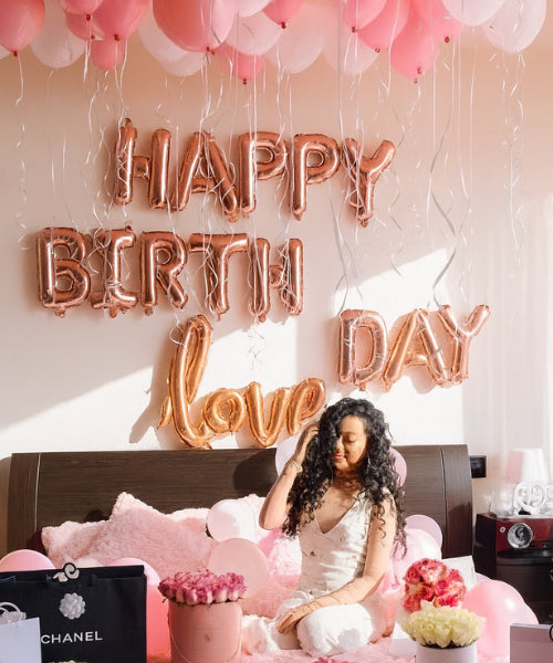 set-up anniversaire rose gold avec ballons au plafond